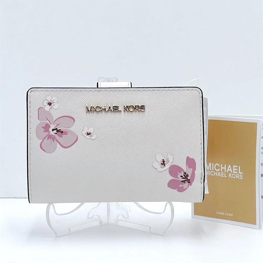 Michael Kors Cream Wallet Elegant Design